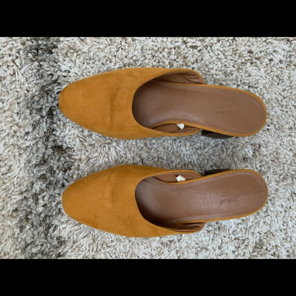 Universal thread mustard mules